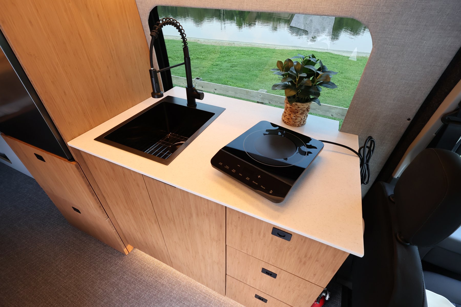 Aire 2026 Ford Transit AWD photo 3